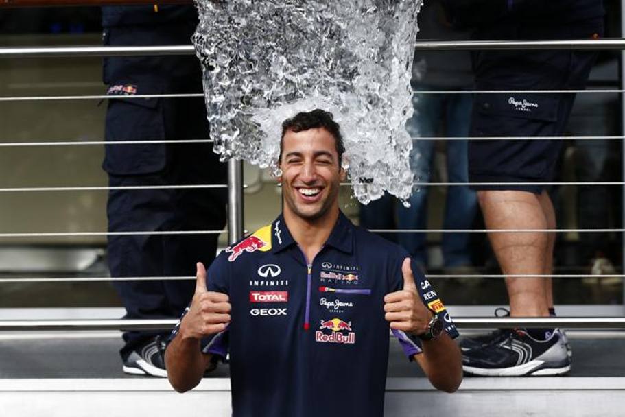 L’ice bucket challenge  un’iniziativa nata per sensibilizzare l’opinione pubblica alla raccolta di fondi a favore della ricerca contro la Sla ed  diventato il tormentone del momento. Anche il mondo della Formula 1 ha deciso di aderire all’iniziativa: ecco una carrellata di secchiate direttamente dal circuito di Spa, a cominciare da un sorridente Daniel Ricciardo, pilota della Red Bull (LaPresse)